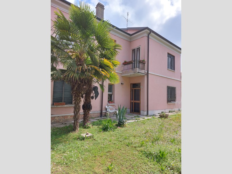 Casa Indipendente in Vendita a Bagnacavallo, 300'000€, 270 m², arredato