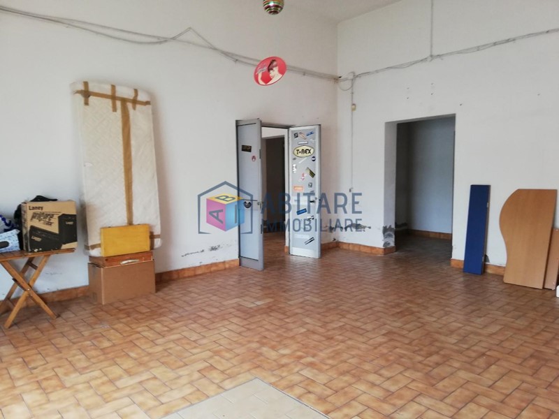 Capannone in Vendita a Collesalvetti, zona Stagno, 170'000&euro;, 200 m²