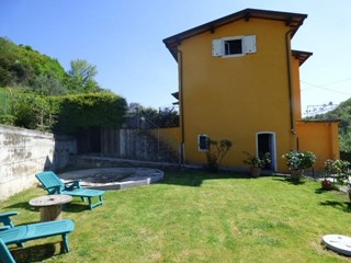 Casa di corte in Vendita a Lucca, zona Mastiano, 290'000€, 100 m², con Box