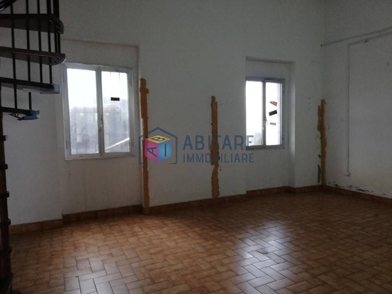 Capannone in Affitto a Collesalvetti, zona Stagno, 1'300€, 200 m²