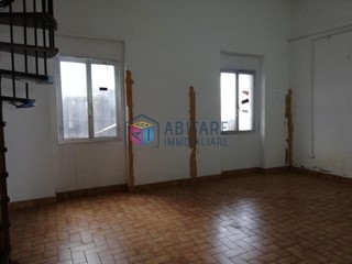 Capannone in Affitto a Collesalvetti, zona Stagno, 1'300€, 200 m²