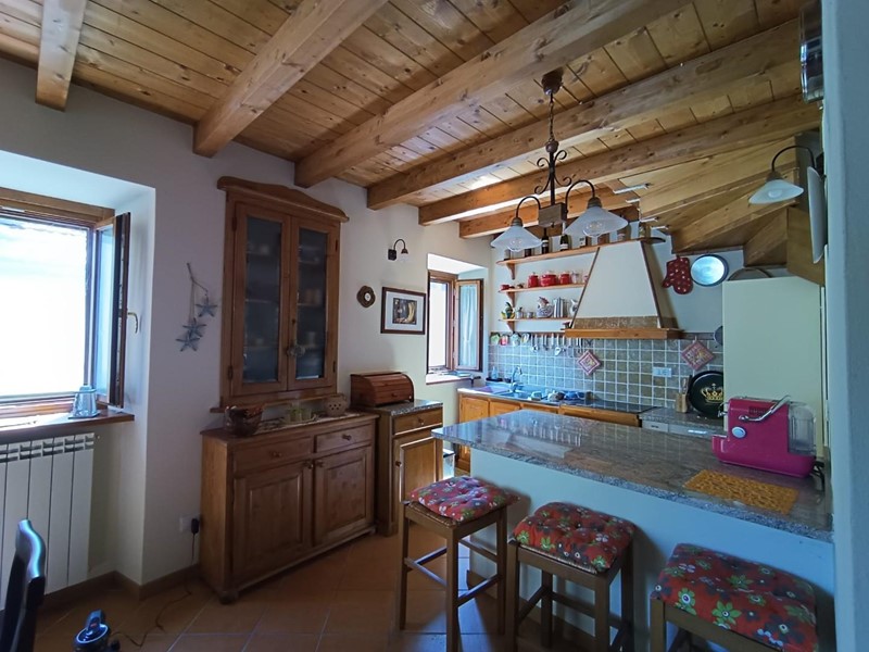Casa Indipendente in Vendita a Fabbriche di Vergemoli, zona Fabbriche di Vallico, 100'000€, 115 m², arredato