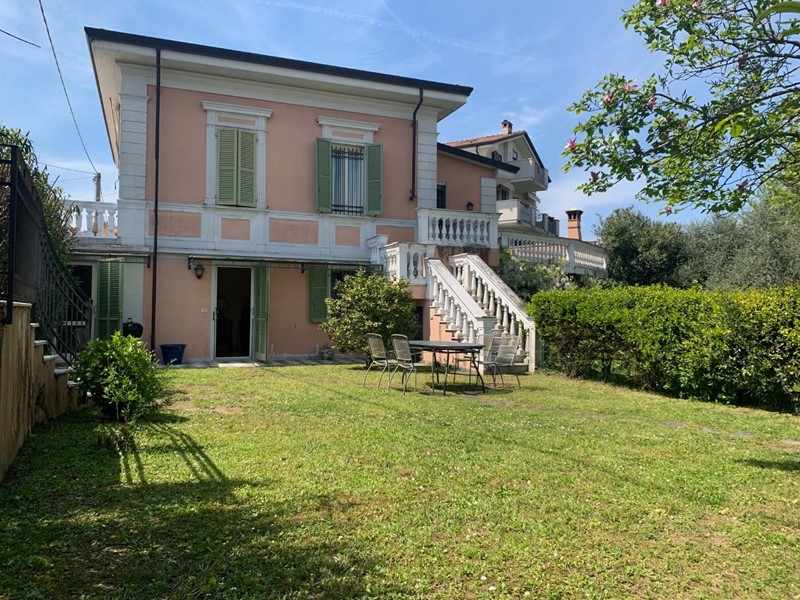 Casa Semi Indipendente in Vendita a Carrara, zona Avenza, 370'000€, 170 m²