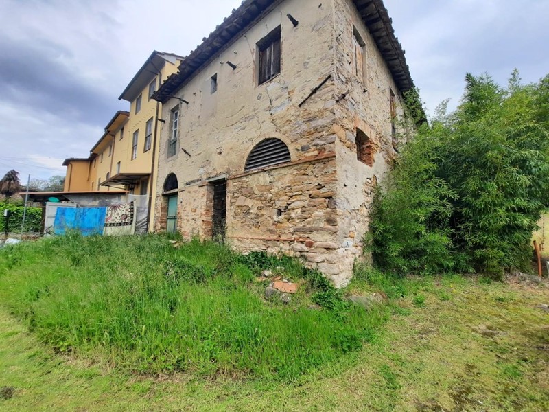 Casale in Vendita a Capannori, zona San Ginese, 80'000€, 240 m²
