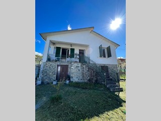 Casa Indipendente in Vendita a Aulla, 290'000€, 280 m², con Box