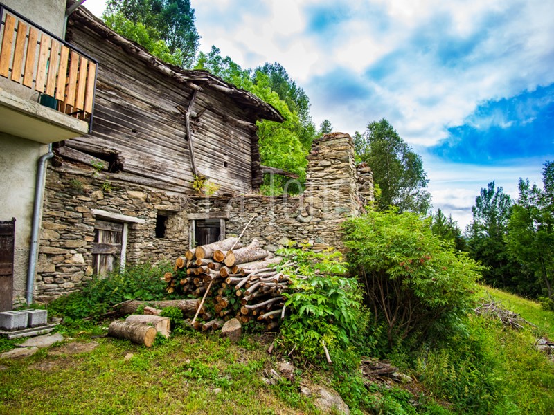 Rustico in Vendita a Aymavilles, zona Ozein, 60'000&euro;, 237 m²