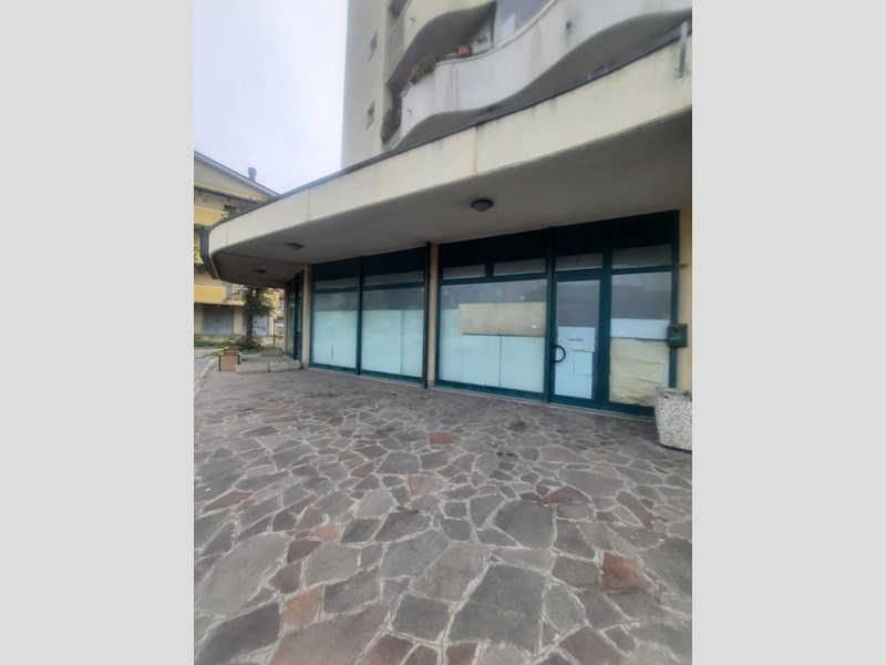 Immobile commerciale in Vendita a Rimini, zona Rivazzurra , 126'000€