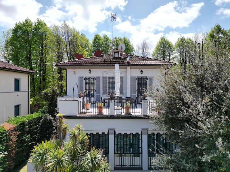 Villa in Vendita a Lucca, zona Circonvallazione, 400 m², con Box