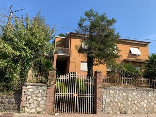 Casa Indipendente in Vendita a Cortona, zona Val Di Pierle, 120'000&euro;, 410 m²