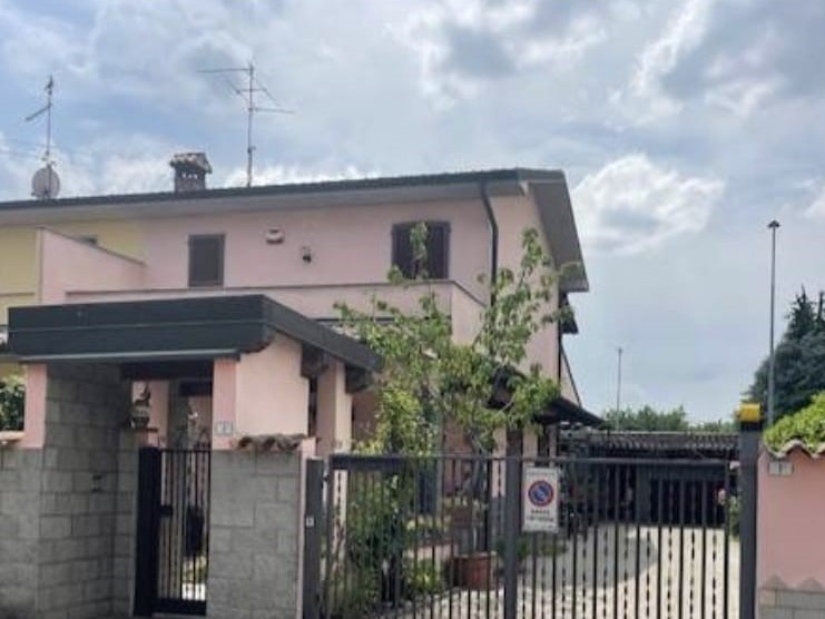 Villa bifamiliare in Vendita a Orio Litta, zona Residenziale di sole ville, 177'000€, 161 m²