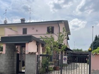 Villa bifamiliare in Vendita a Orio Litta, zona Residenziale di sole ville, 177'000€, 161 m²