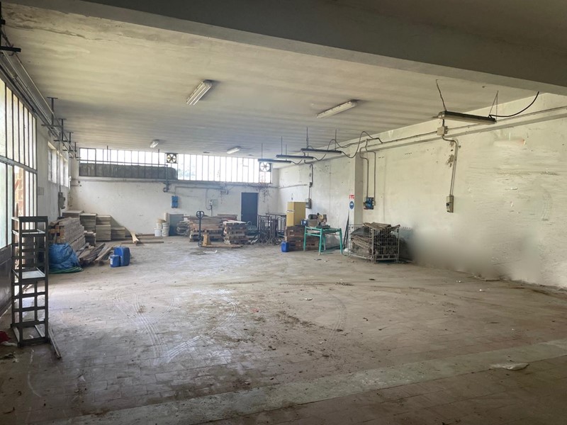 Capannone in Vendita a Asciano, 120'000€, 240 m²
