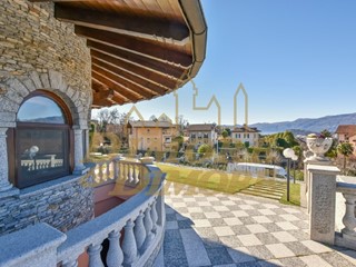 Casa Indipendente in Vendita a Verbania, 700 m², con Box