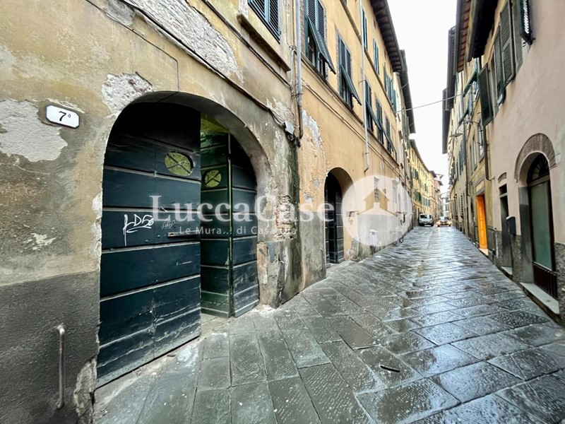 Immobile commerciale in Affitto a Lucca, 2'000€, 176 m²