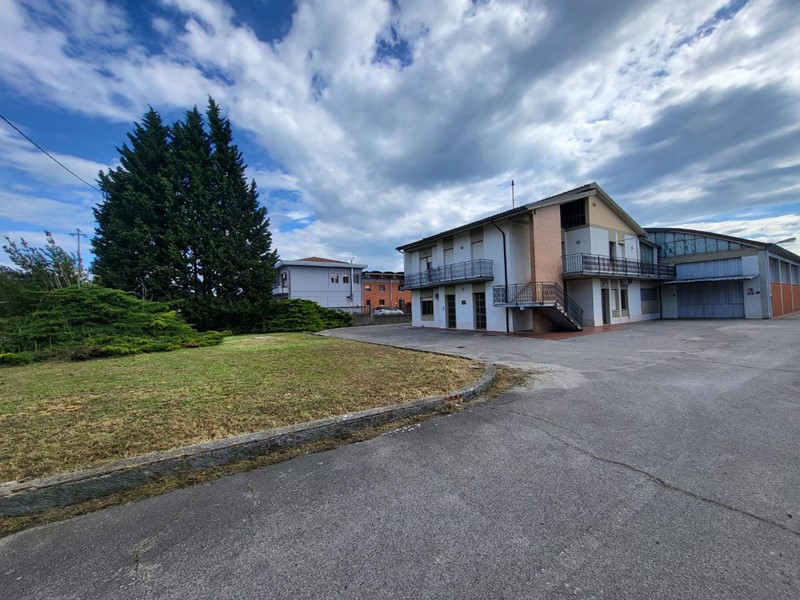 Capannone in Vendita a Bientina, 600'000€, 1200 m²