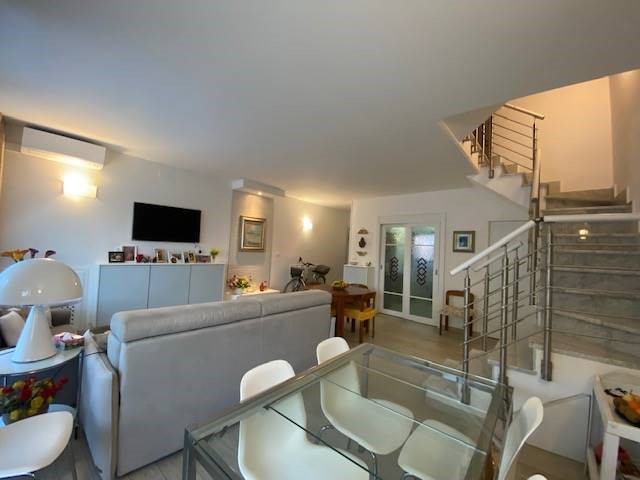 Casa Indipendente in Vendita a Ameglia, zona Ameglia bassa, 450'000&euro;, 240 m²