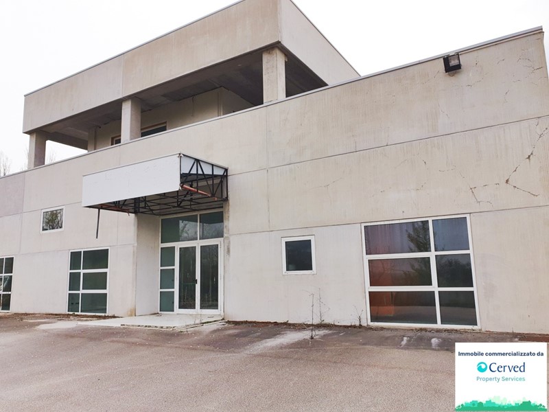 Immobile commerciale in Vendita a Turrivalignani, 299'000€, 850 m²