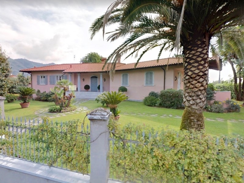 Casa Indipendente in Vendita a Luni, zona Dogana, 580'000€, 254 m²