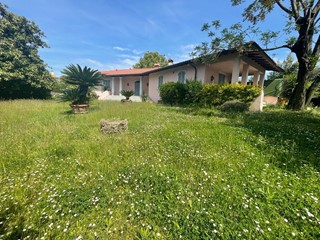 Casa Indipendente in Vendita a Luni, zona Dogana, 580'000€, 254 m²