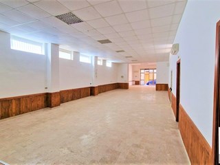 Magazzino in Affitto a Mondragone, zona piazza bergamo, 700€, 160 m²