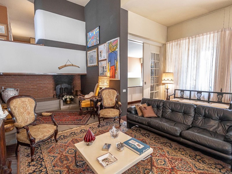 Villa in Vendita a Pontedera, 950'000€, 400 m², con Box