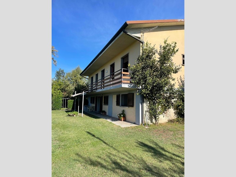 Villa in Vendita a Forte dei Marmi, zona Vittoria Apuana, 1'300'000€, 120 m², con Box