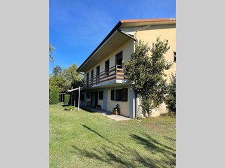 Villa in Vendita a Forte dei Marmi, zona Vittoria Apuana, 900'000€, 120 m², con Box