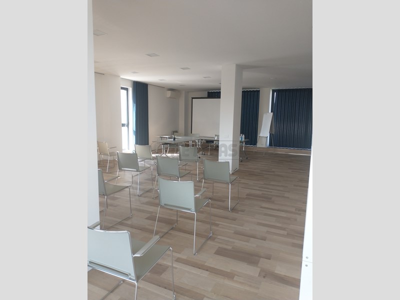 Immobile commerciale in Vendita a Schio, 515'000€, 1116 m²