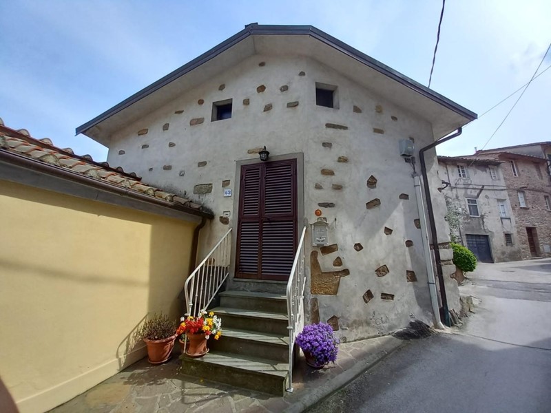 Casa Indipendente in Vendita a Capannori, zona Ruota, 85'000€, 80 m²