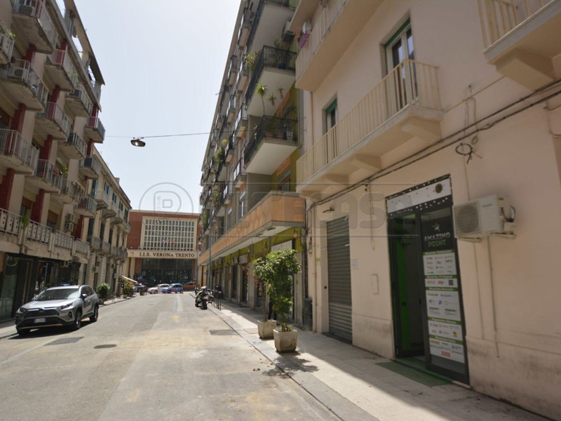 Immobile commerciale in Affitto a Messina, zona Centro, 650€, 55 m²