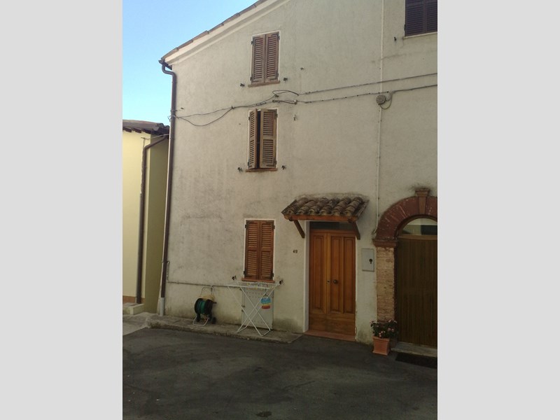Rustico in Vendita a Fiuminata, zona Borgo San Cassiano, 17'900&euro;, 140 m²