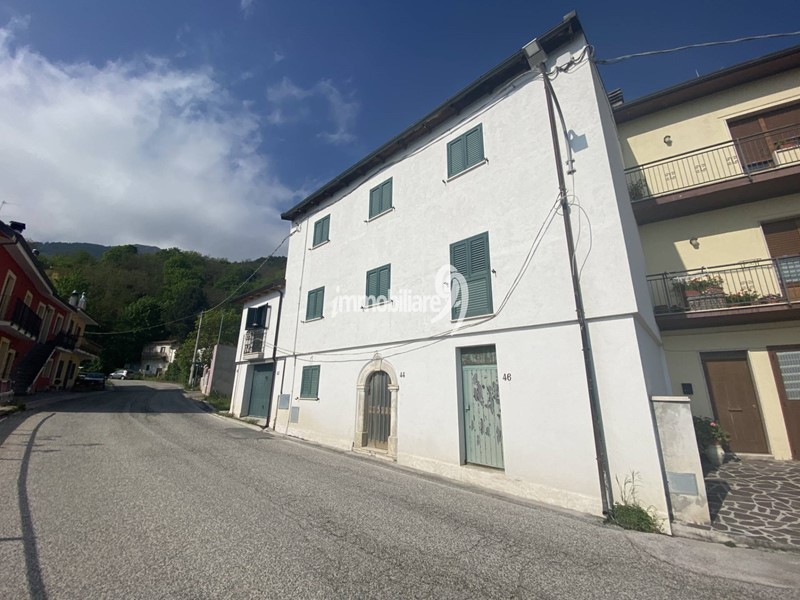 Quadrilocale in Vendita a L'Aquila, zona Bagno, 99'000€, 120 m²