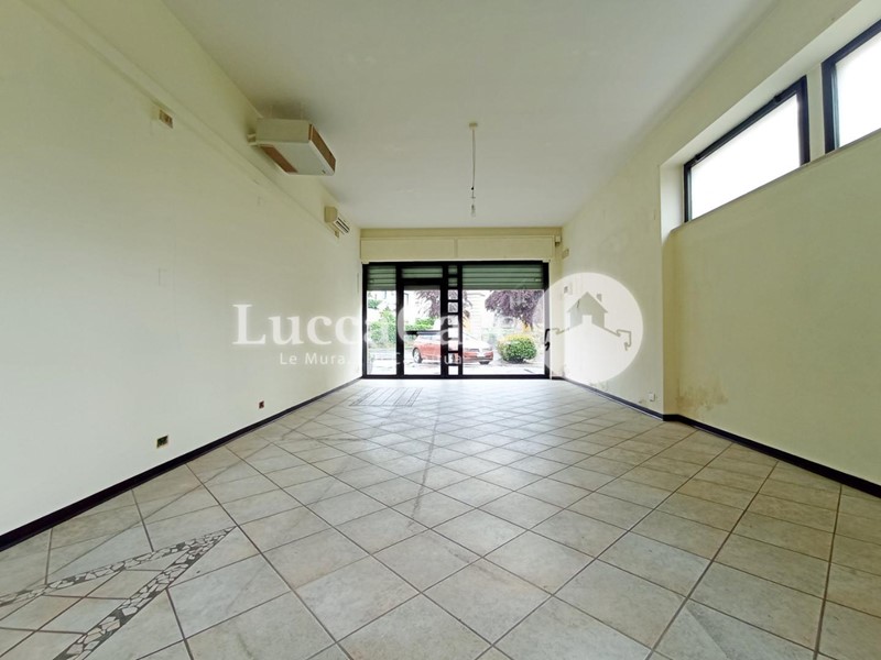 Immobile commerciale in Affitto a Lucca, zona Sant'Anna, 1'400€, 70 m²