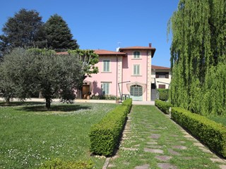 Ufficio in Vendita a Lucca, zona Pontetetto, 790'000€, 240 m²