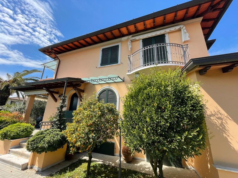 Villa bifamiliare in Vendita a Pietrasanta, zona Tonfano, 764'000€, 130 m², arredato