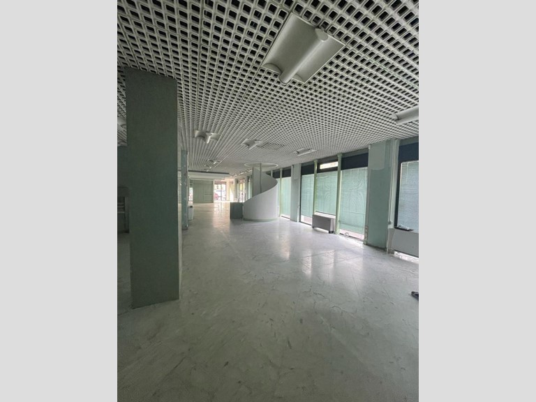 Immobile commerciale in Affitto a Massa, 2'500€, 300 m²