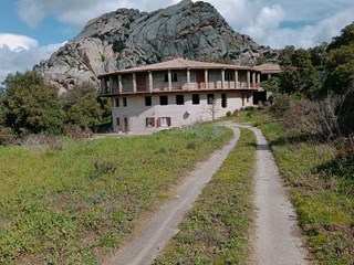 Rustico in Vendita a Aggius, zona Strada panoramica , 350'000€, 1426 m², con Box