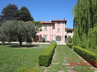 Ufficio in Vendita a Lucca, zona Pontetetto, 790'000€, 240 m²