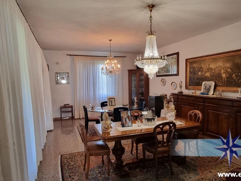 Villa in Vendita a Carrara, zona Marina di Carrara, 1'050'000€, 350 m², con Box