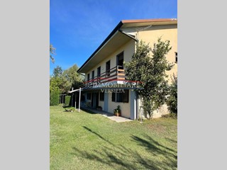 Villa in Vendita a Forte dei Marmi, zona Vittoria Apuana, 900'000€, 120 m², con Box