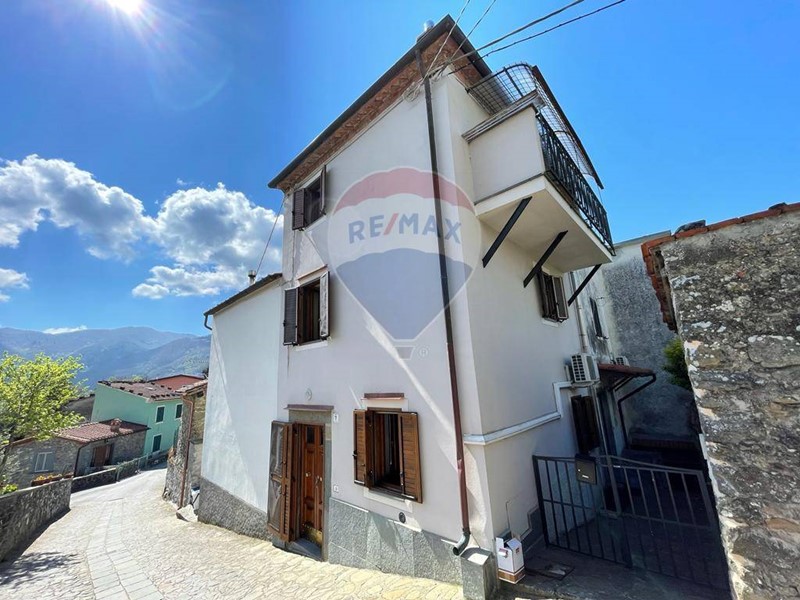 Casa Semi Indipendente in Vendita a Bagni di Lucca, zona Lugliano, 63'000€, 80 m²