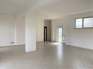 Negozio in Affitto a Avezzano, 500€, 110 m²