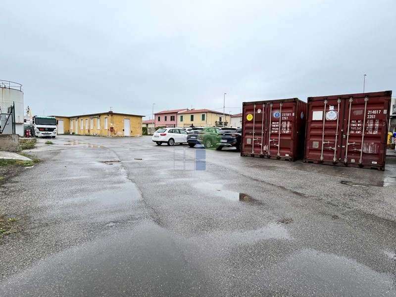 Immobile commerciale in Vendita a Livorno, zona San Marco, 250'000€, 2400 m²