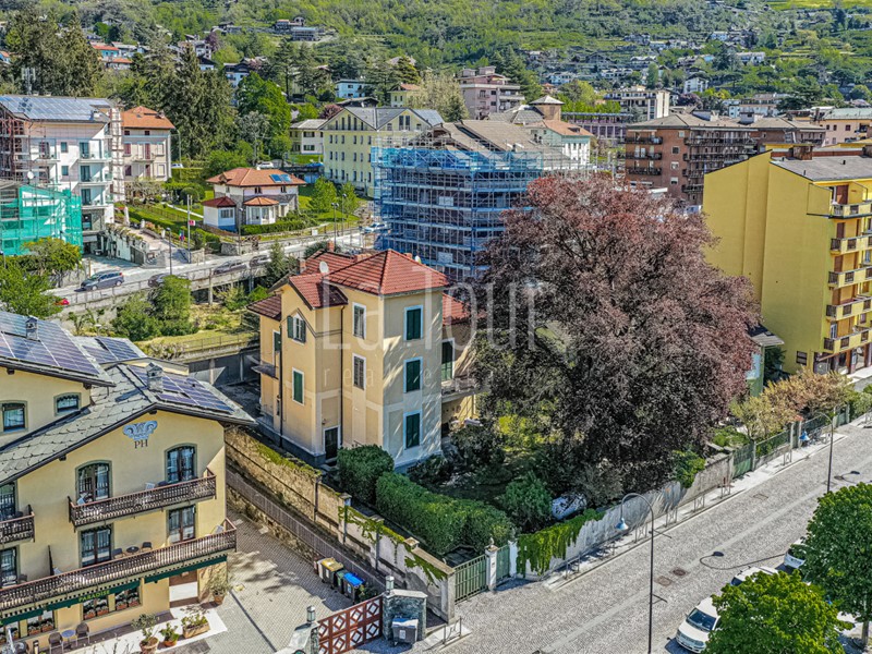 Villa in Vendita a Saint Vincent, 570 m², con Box