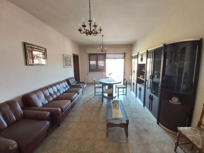 Appartamento in Vendita a Taurianova, zona via solferino, 120'000€, 130 m²