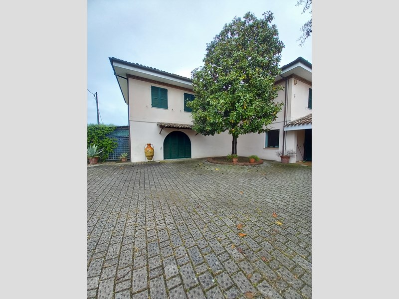 Villa in Vendita a Fermo, zona Marina Palmense, 400 m²