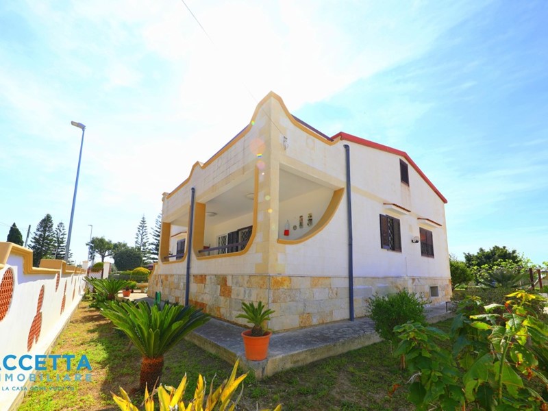 Casa Indipendente in Vendita a Taranto, zona Lama, 298'000€, 236 m², con Box