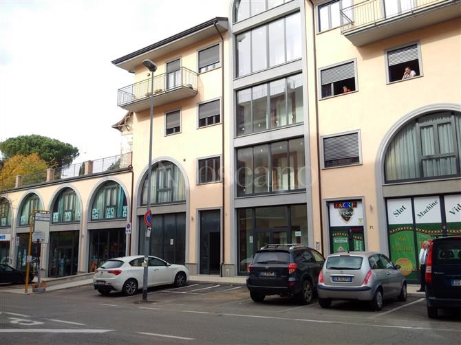 Ufficio in Vendita a Viterbo, zona Bagnaia, 240'000€, 215 m²