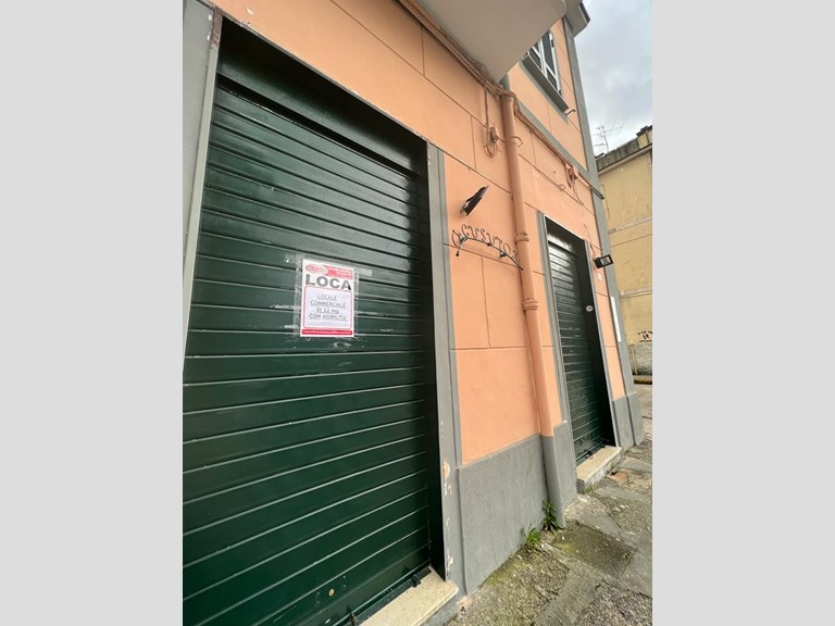 Attività commerciale in Affitto a Afragola, zona Viale San Francesco 23, 500€, 32 m²