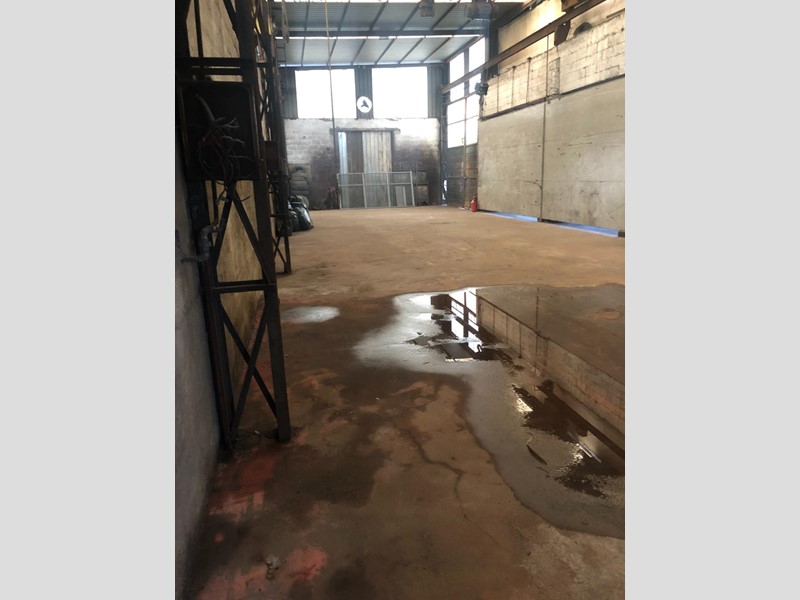 Capannone in Vendita a Massa, zona Mirteto, 300'000€, 1000 m²